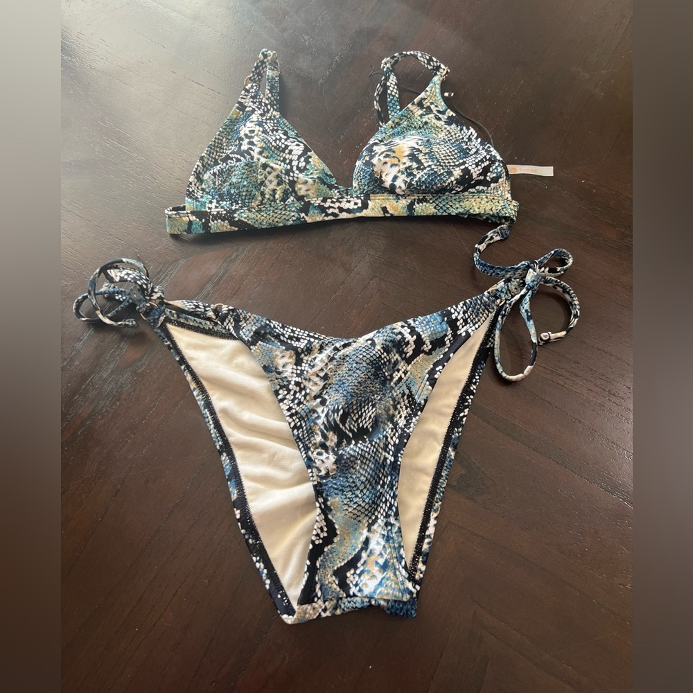 Women’s Shade and Shore Bikini Swimsuit Size (S)